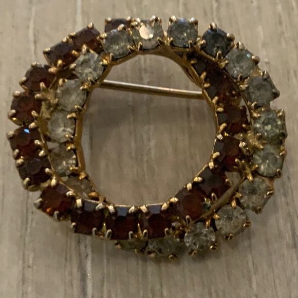 Jewelry - Vintage brooch